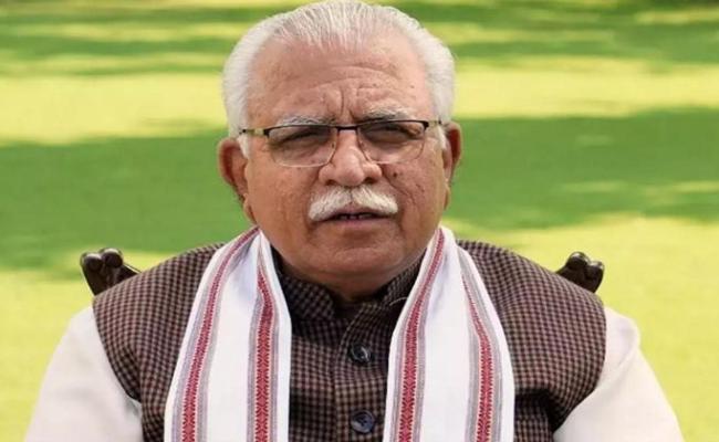 शेफाली के घर पहुंचकर मुख्यमंत्री खट्टर ने दी बधाई