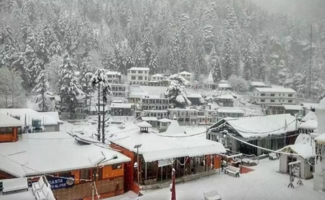 उत्तराखंड : गंगोत्री -यमुनोत्री में बर्फबारी, राडी में गिरीं बर्फ की फुहारें, यमुनोत्री में भी जमे झरने