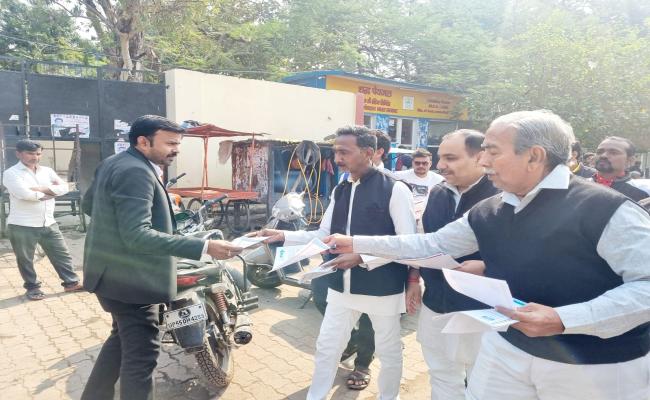 कांग्रेस के 'हाथ से हाथ जोड़ो' अभियान में मोदी सरकार की विफलताओं की 'चार्जशीट' वितरित