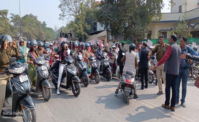 राष्ट्रीय सड़क सुरक्षा माह : जन जागरूकता अभियान में महिलाओं ने निकाली स्कूटी रैली
