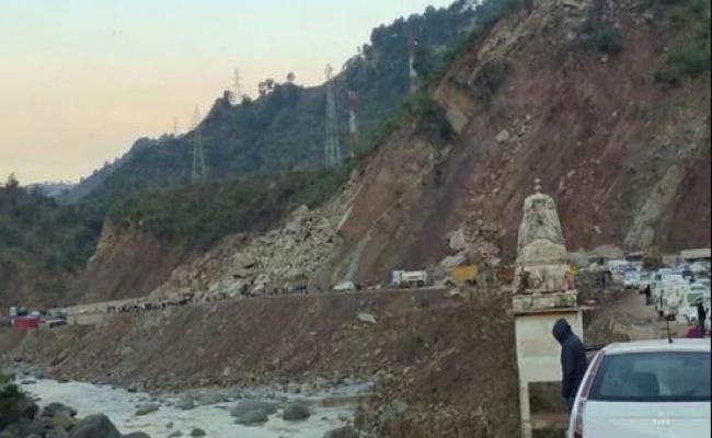 जम्मू-श्रीनगर राष्ट्रीय राजमार्ग पर भूस्खलन, वाहनों की आवाजाही बंद