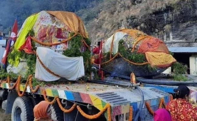 नेपाल से गोरखपुर पहुंचे दो देव शिलाखंड