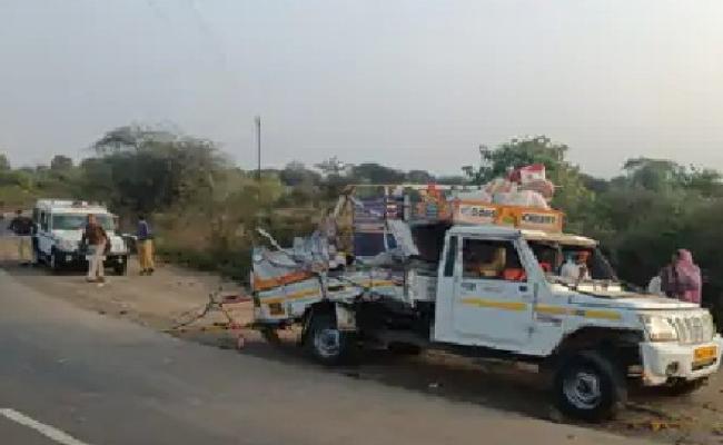 मप्रः गन्ने से भरे ट्रक ने पिकअप को मारी टक्कर, छह मजदूरों की मौत, आठ घायल