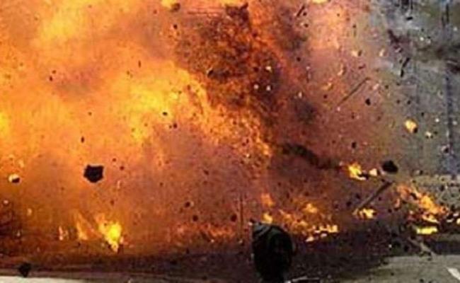 देवघर में बमबाजी, बम फेंकने वाले की मौत, तीन घायल