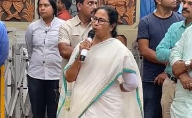 विश्व भारती विवाद पर बोले कुलपति : ममता आंख के बजाय कान से देखती हैं