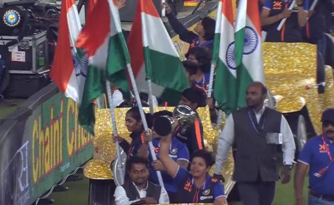 महिला अंडर-19 विश्व कप विजेताओं का आईजीआई हवाई अड्डे पर किया गया जोरदार स्वागत