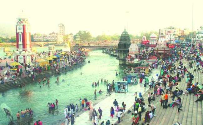 माघ पूर्णिमा स्नान पर श्रद्धालुओं ने गंगा में लगाई आस्था की डुबकी