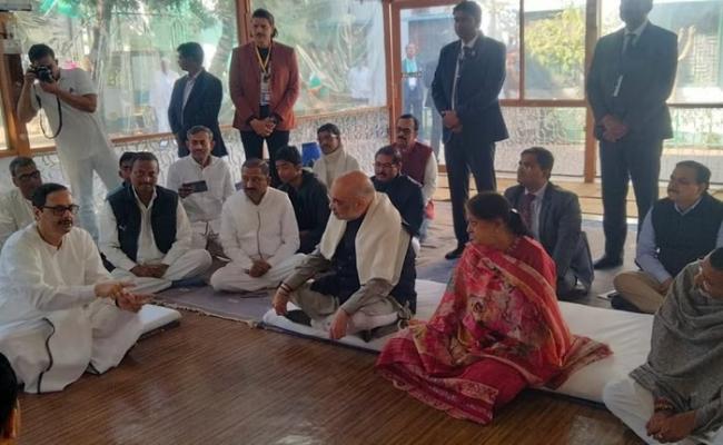 अमित शाह ने देवघर के अनुकूल चंद्र आश्रम में गुरु से लिया आशीर्वाद