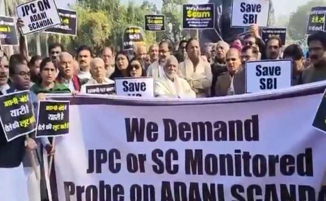 विपक्ष ने अदानी मुद्दे पर संसद परिसर में किया प्रदर्शन