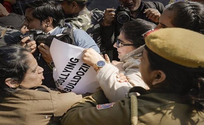 अतिक्रमण विरोधी अभियान के खिलाफ महबूबा ने दिल्ली में निकाला मार्च