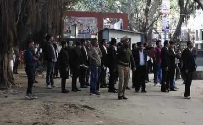 गाजियाबाद कोर्ट में घुसा तेंदुआ, वकील, मोची समेत छह लोगों पर जानलेवा हमला