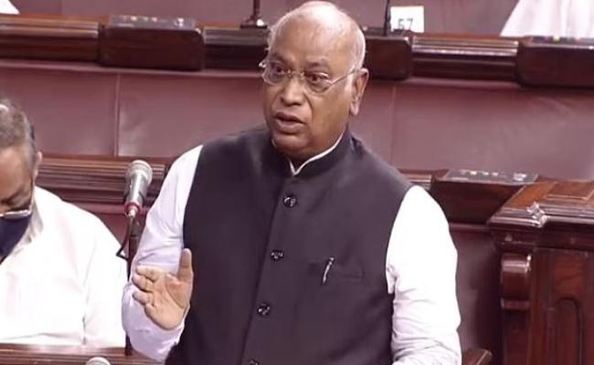 अडानी मुद्दे पर प्रधानमंत्री मोदी ने साधी चुप्पी : खड़गे