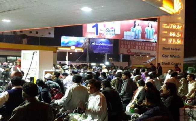 पाकिस्तान में ईंधन संकट बढ़ा, पेट्रोल पंप खाली व गैस आपूर्ति भी ठप