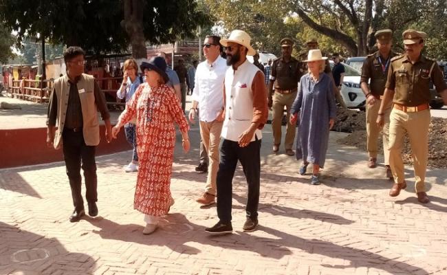 हिलेरी क्लिंटन ने की सारनाथ की यात्रा, हुईं भारत की संस्कृति से प्रभावित