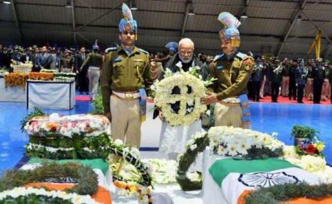 प्रधानमंत्री ने पुलवामा के शहीदों को श्रद्धांजलि दी