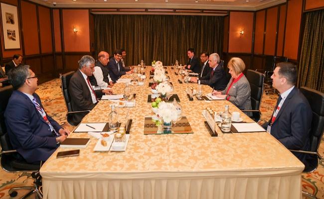 रक्षा मंत्री ने विदेशी कंपनियों को भारत में उद्योग लगाने का न्योता दिया