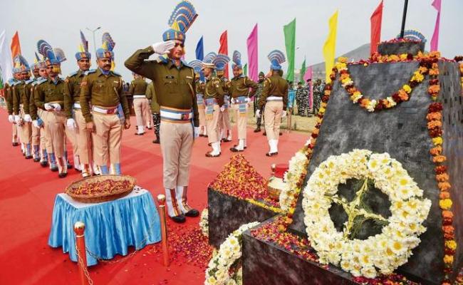 पुलवामा आतंकी हमले में शहीद हुए 40 जवानों को दी गई श्रद्धांजलि
