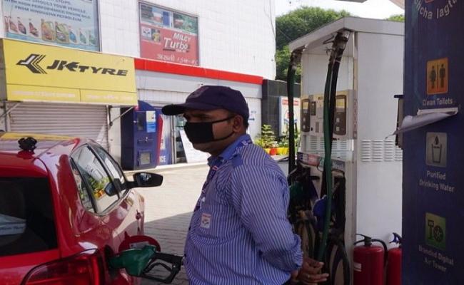 पेट्रोल-डीजल की कीमत स्थिर, कच्चा तेल 85 डॉलर प्रति बैरल के करीब