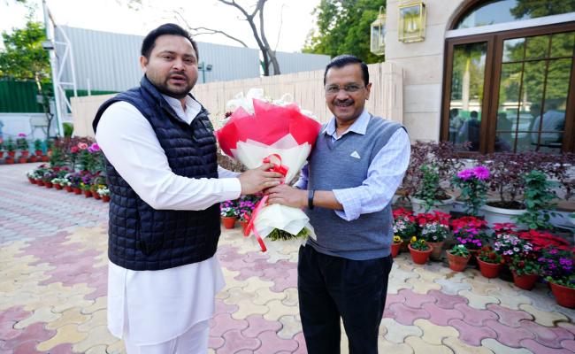 अरविंद केजरीवाल से मिले तेजस्वी, विपक्षी एकता की चर्चा