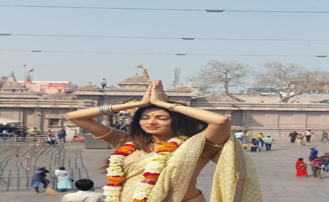 टीवी सीरियल अभिनेत्री विदिशा श्रीवास्तव ने बाबा विश्वनाथ के दर पर हाजिरी लगाई