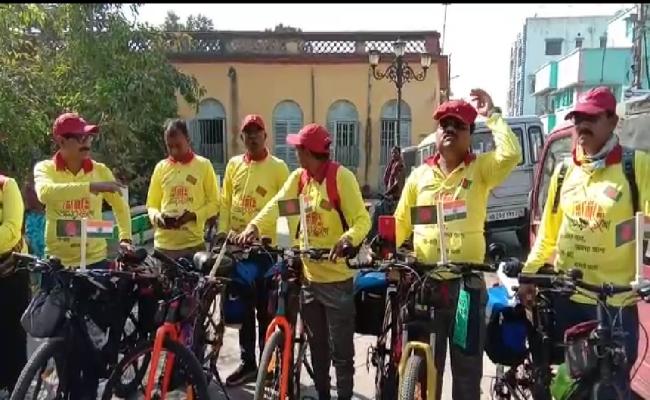 भारत-बांग्लादेश मैत्री मजबूत करने को साइकिल चालकों का समूह चंदननगर से ढाका रवाना