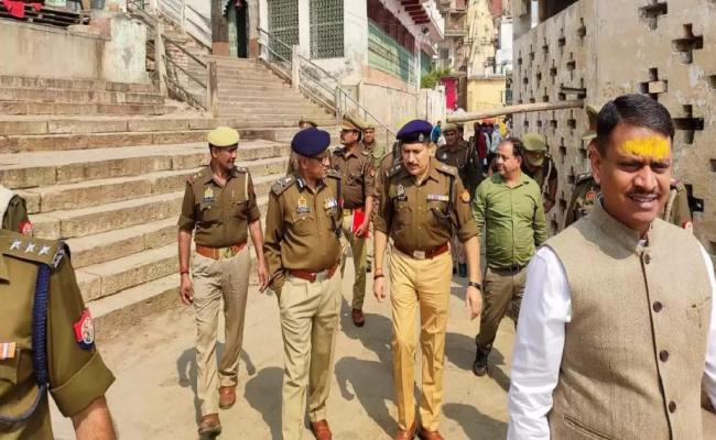 ,डीएम और पुलिस कमिश्नर ने मणिकर्णिकाघाट और चक्रपुष्करणी कुंड का लिया जायजा