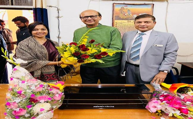 इविवि : प्रोफेसर अजय सिंघल ने वाणिज्य संकाय का पदभार संभाला