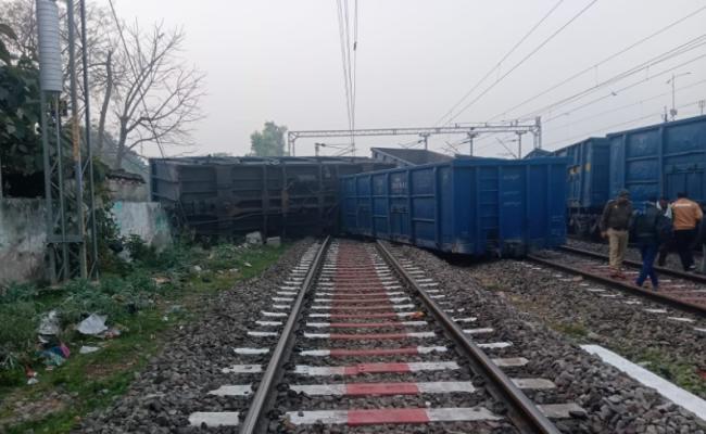 उप्रः सुलतानपुर में मालवाहक ट्रेनों की आमने-सामने की भीषण टक्कर, दोनों चालक घायल, रेल मार्ग बाधित