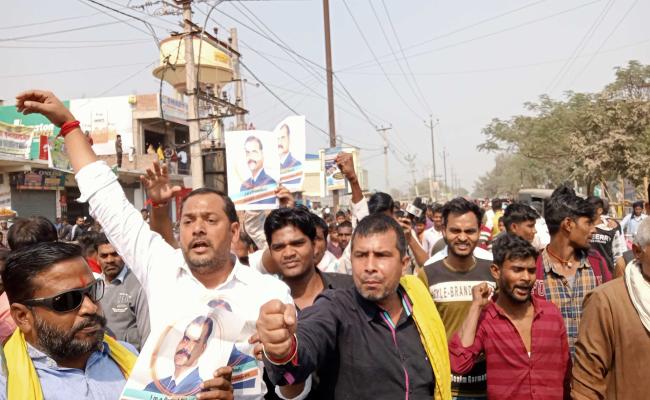 नीतीश कुमार के सामने लहराया विकास वैभव का पोस्टर, लोगों ने लगाए मुर्दाबाद के नारे