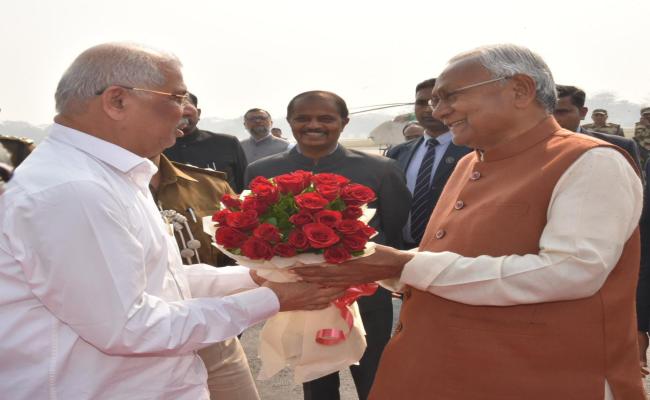 सीएम नीतीश ने बिहार के नवनियुक्त राज्यपाल राजेंद्र अर्लेकर की अगवानी की