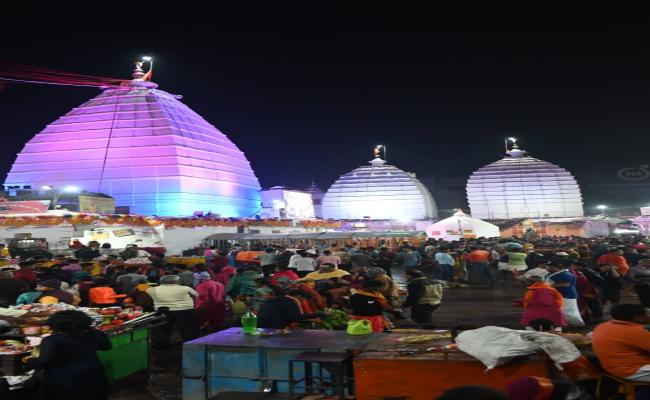 महाशिवरात्रि पर रात से कतारबद्ध है श्रद्धालुओं का जनसैलाब