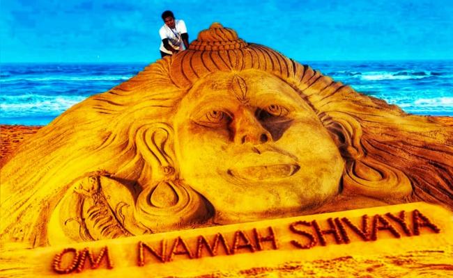 मोतिहारी के सैंड आर्टिस्ट मधुरेन्द्र ने महाशिवरात्रि पर बनाया भगवान शिव की 20 फीट ऊंची प्रतिमा