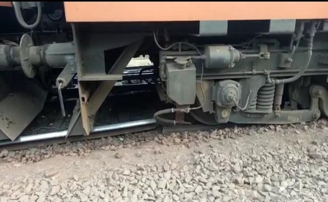 जमशेदपुर में मालगाड़ी बेपटरी, जमीन पर दौड़ने लगी ट्रेन