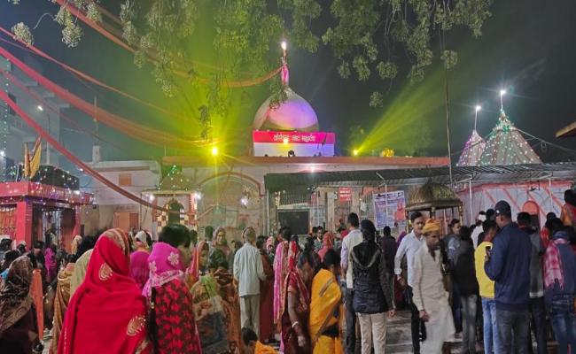 महाशिवरात्रि पर अरेराज सोमेश्वर महादेव पर जलाभिषेक के लिए उमड़े श्रद्धालु