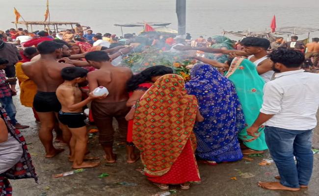 रायबरेली : महाशिवरात्रि पर शिवालयों पर उमड़ा भक्तों का सैलाब, गंगा घाटों पर भारी भीड़