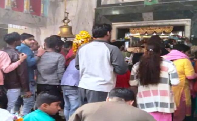 महाशिवरात्रि पर्व पर शिव मंदिरों में शिव भक्तों का रेला