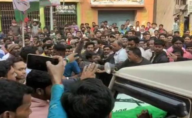 कांग्रेस नेता को घर से घसीट कर ले गई पुलिस, माकपा-कांग्रेस ने किया थाने का घेराव