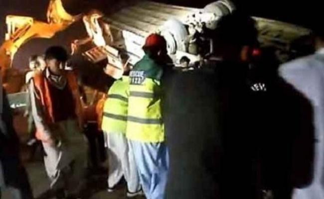 पाकिस्तान: बारातियों से भरी बस खाई में गिरी, 15 की मौत, 64 घायल