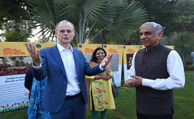 डच राजदूत ने शांति पथ पर ट्यूलिप वॉक और प्रदर्शनी का किया दौरा