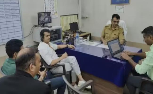 सोनू निगम पर मुंबई के चेंबूर इलाके में विधायक के बेटे ने किया हमला