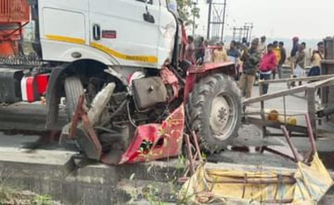 लॉरी और ट्रेलर के बीच टक्कर, तीन मजदूरों की हुई मौत