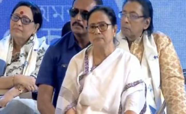 ममता बनर्जी ने कहा : चाहे जितनी भाषाएं सीखिए लेकिन घर पर बांग्ला बोलिए