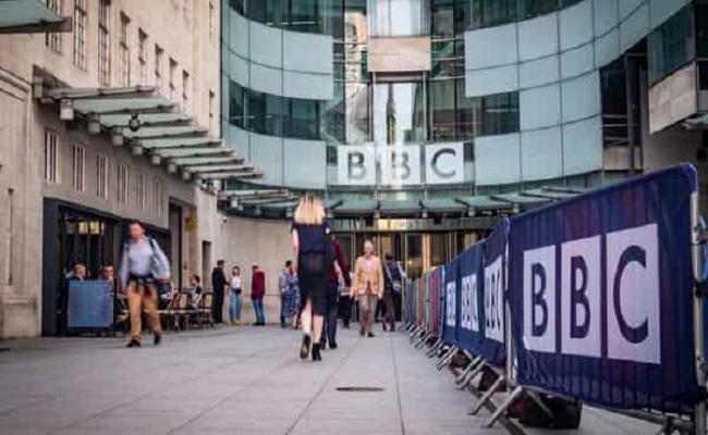 ब्रिटिश मंत्री ने संसद में कहा, बीबीसी के साथ मजबूती से खड़ी है सरकार