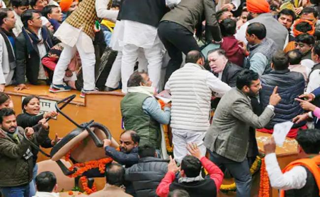 एमसीडी सदन में हंगाम व धक्का मुक्की, स्टैंडिंग कमेटी का चुनाव रुका, एक घंटे बाद शुरू होगी सदन
