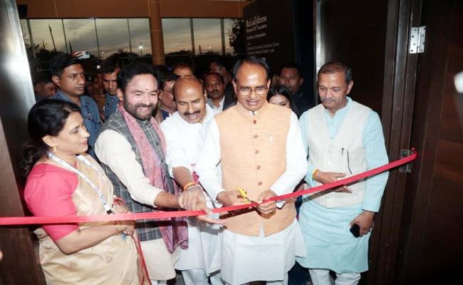 खजुराहो में सांस्कृतिक संपत्ति की सुरक्षा और बहाली पर पोशाक खजाने की वापसी प्रदर्शनी का उद्घाटन