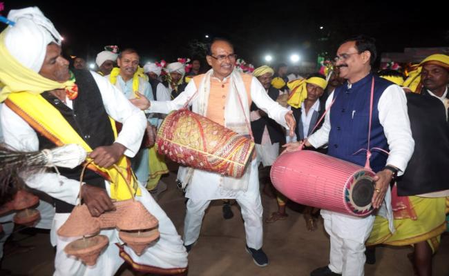 लोक कला व संस्कृति को निरंतर बढ़ावा मिलेगाः शिवराज