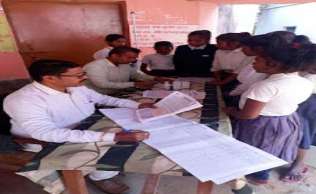 स्वास्थ्य शिविर लगाकर बच्चों का किया गया स्वास्थ्य परीक्षण, गई मुफ्त दवाईयां