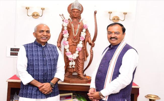 केशव मौर्य ने विधान परिषद के उप नेता विद्यासागर सोनकर को बधाई दी