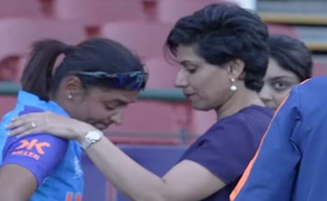 महिला टी-20 विश्व कप से बाहर होने पर हरमनप्रीत के आंखों में आए आंसू, अंजुम ने दी सांत्वना