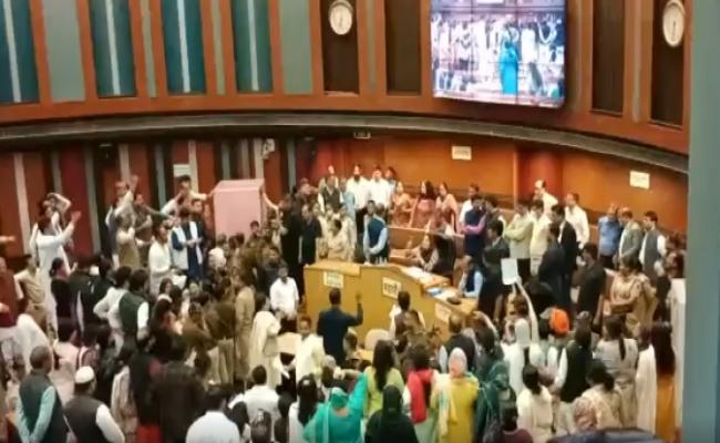 एमसीडी : स्थायी समिति सदस्यों के चुनाव के दौरान सदन में चले लात-घूसे